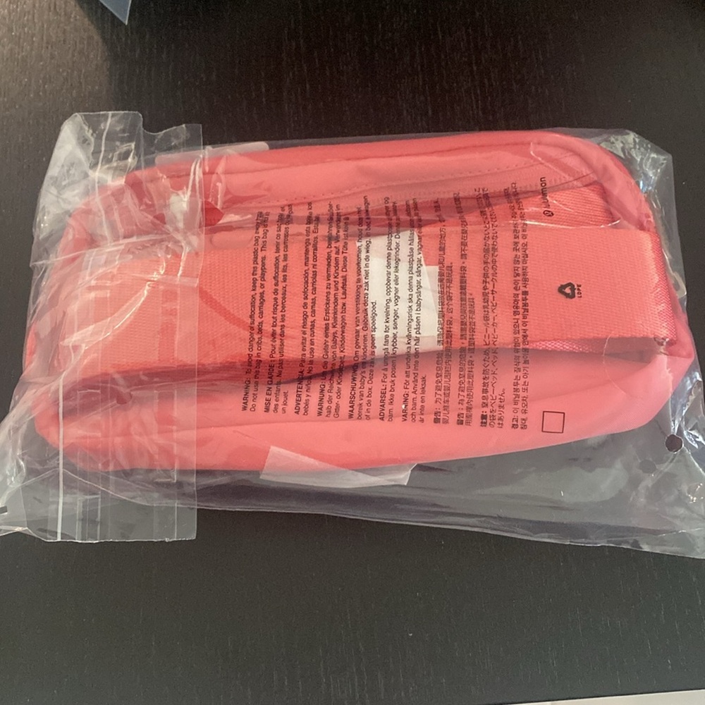 NWT Lululemon Everywhere Belt Bag 1L in Sakura Pink - Picture 8 of 9